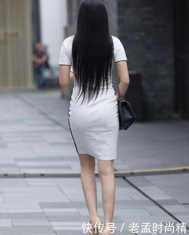 整体|街拍:极简风格的白色连衣裙, 修身又时髦的穿搭, 展示出最完美的自己
