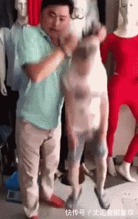 |搞笑GIF: 请原谅我不厚道的笑了 吃饭的时候最好不要看