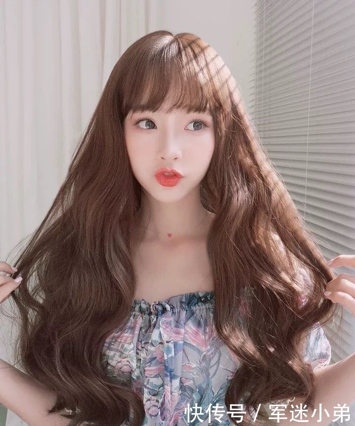 有的五个特征的女生不要轻易剪短发,长发让你女神范,美得出众