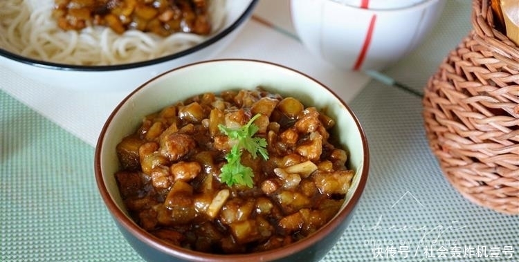 面条和茄子一起做,原来这么好吃,我家隔三岔五做,每次吃光光