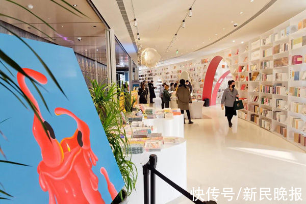 曹之光$抬头看云、低头看书，还能邂逅当代艺术！快来“最高书店”打卡艺术展