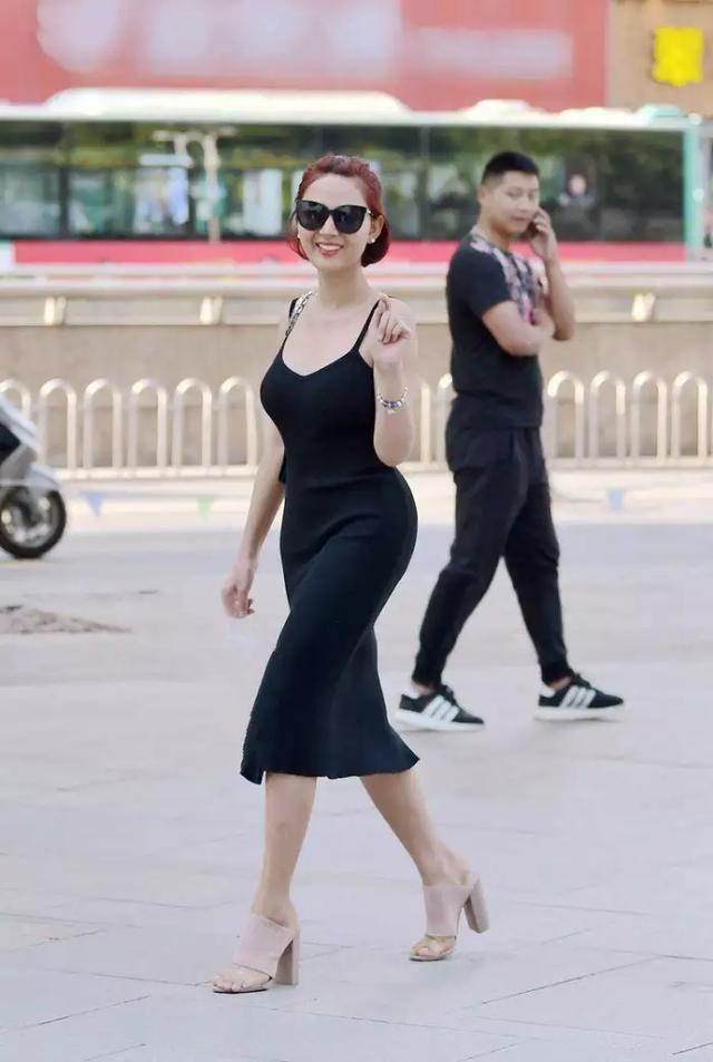 街拍,身材好的好处,穿什么都有小蛮腰大长腿