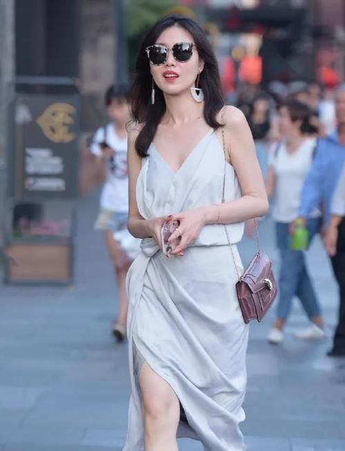 小姐姐|亮色吊带连衣裙,搭配白色时尚高跟凉鞋,动人美感油然而生