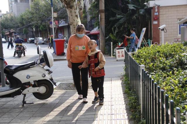 军军|孙子连续发高烧，奶奶以为着凉仅喂退烧药，结果害了孩子一辈子