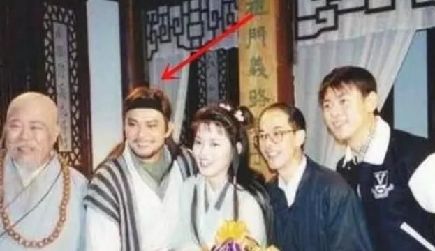 黄日华版本的萧峰为何总戴破布帽,当他露出脑袋,终于明白了原因