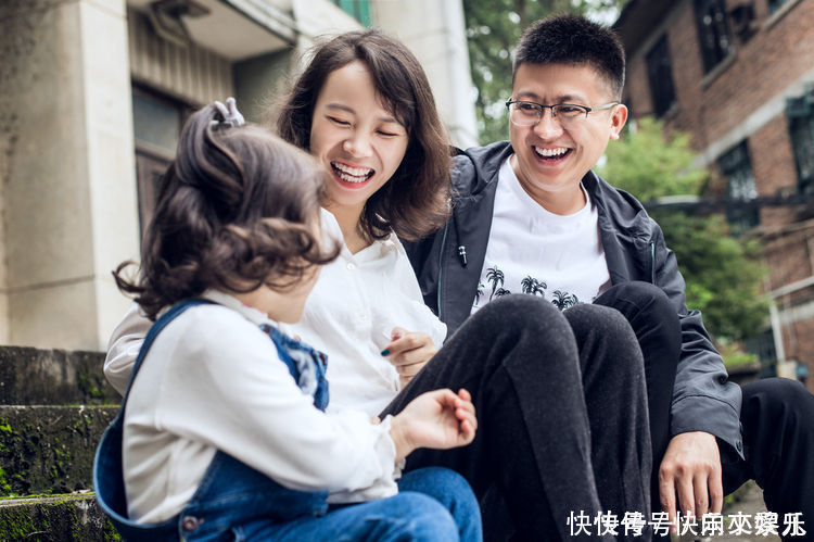 口香糖|妈妈带三岁宝宝买药，孩子蹲在柜台前要“口香糖”妈妈羞红了脸