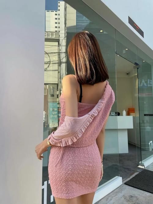 搭配|别再单穿吊带裙了，不妨搭配一件短款开衫，轻松美到没朋友