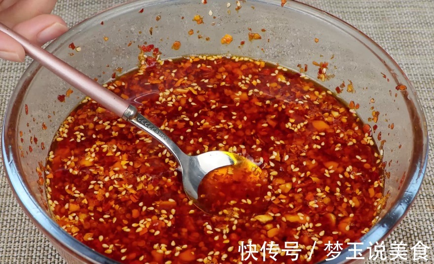 做辣椒油时,直接淋热油是错误的,教你一个做法,辣椒油又香又辣!