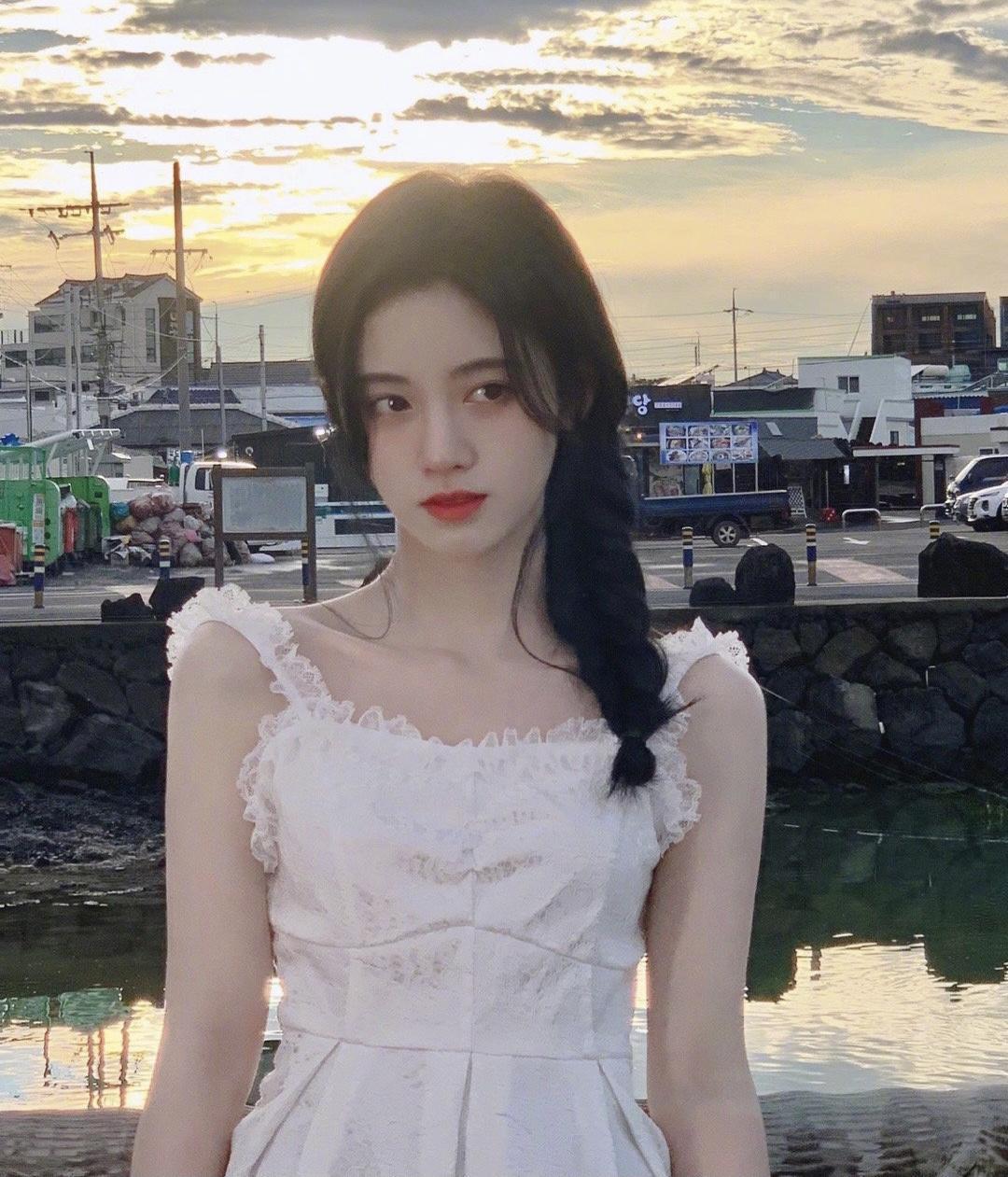 造型|郑合惠子的机场造型清爽洋气,吊带搭配格纹长款,又飒又美