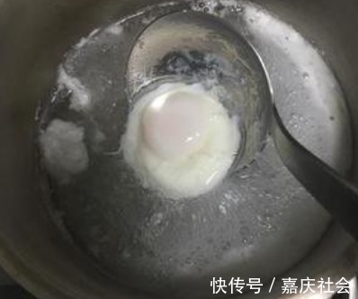 不粘锅|煮荷包蛋时,别直接开水下锅煮!再加这2步,鸡蛋嫩滑不粘锅
