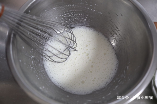 教你制作原味戚风蛋糕卷不裂不粘方法，步骤详细，保证你一学就会