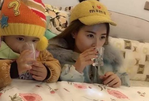 孩子|“最暴躁宝宝”火了,发现小姨霸占玩具,当场摔椅子,网友:霸气