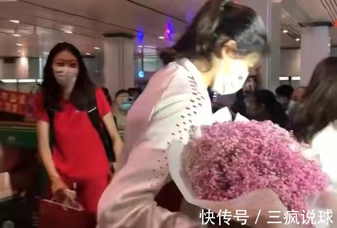 江苏女排|太浪漫!女排2大名将同时被男友求婚,两对情侣在地铁站热情亲吻
