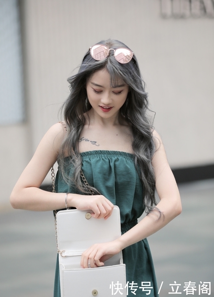 像是|路人街拍小姐姐穿毛边短裙出街,精致的面孔美得像是小仙女