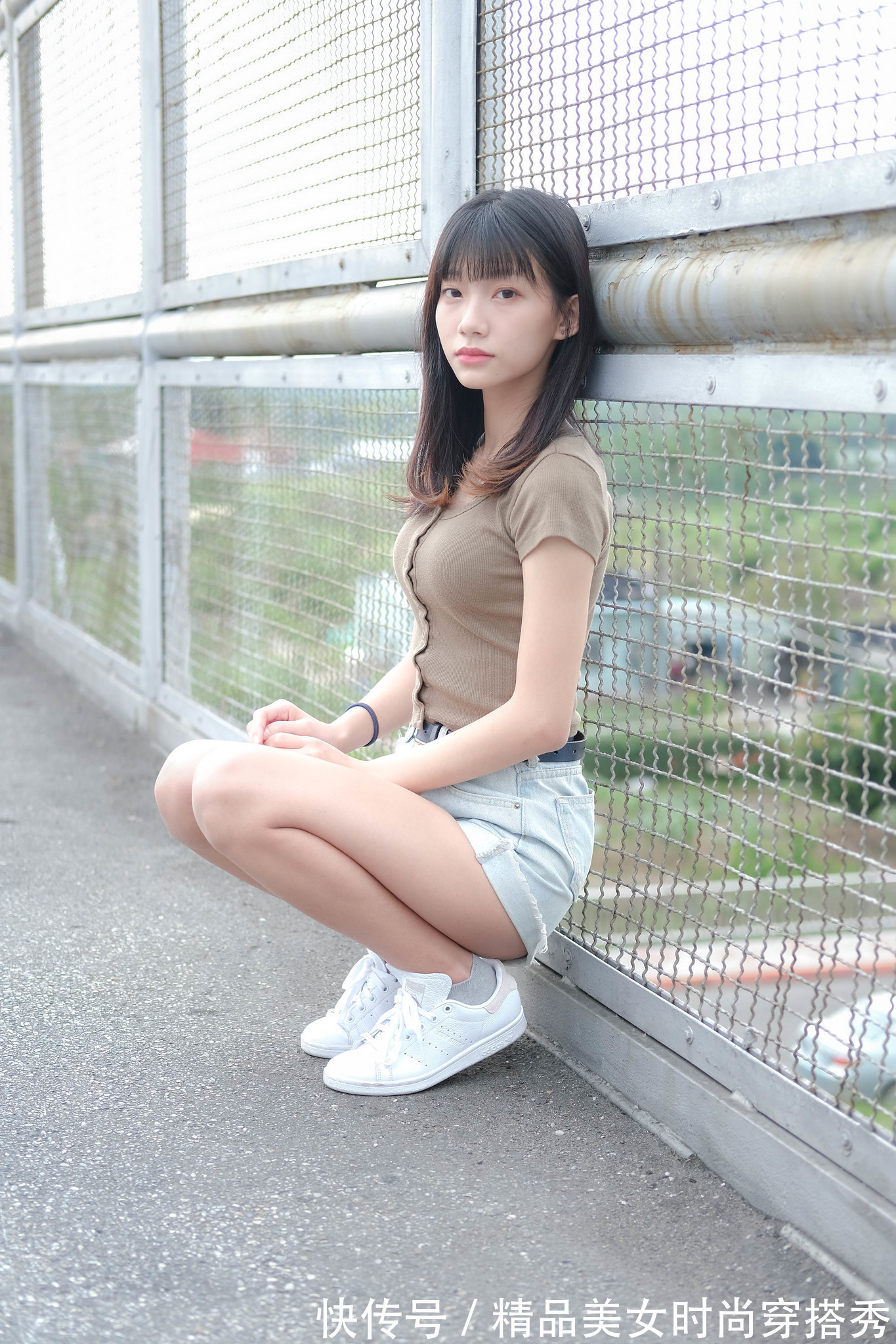 搭配|水洗白的牛仔裤上身搭配一件短袖针织小衫,夏日里穿着清爽舒适