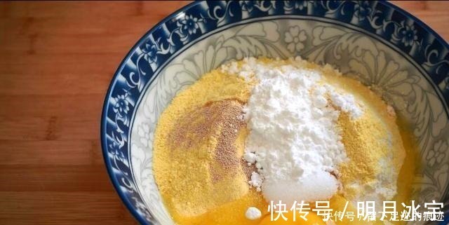 面饼|香蕉不要直接吃，加1碗玉米面，粗粮细做，比买的面包好吃