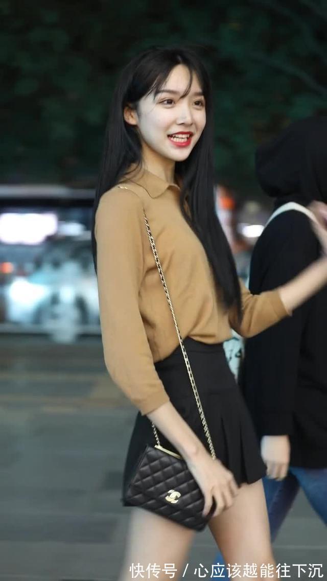 蓝白色|路人街拍，搭配蓝白色的条纹连衣裙，看起来非常整洁大方