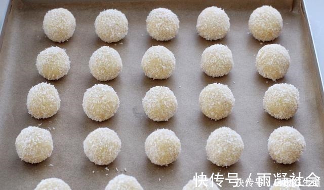 做这小甜点无需基础,金黄诱人、椰香十足,一口一口根本停不下来