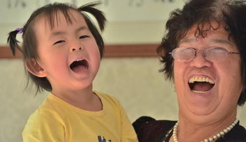 自如|佛系奶奶带娃走红,面对熊孩子拆家视而不见,躺在阳台淡定自如