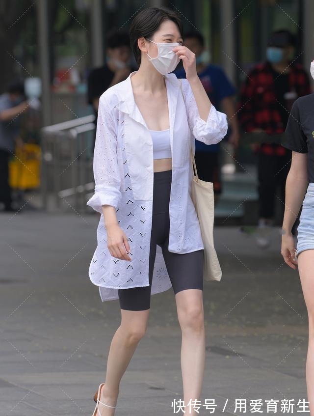 舒适|镂空花纯白长衬衣，搭配运动套装，清爽舒适帅气十足