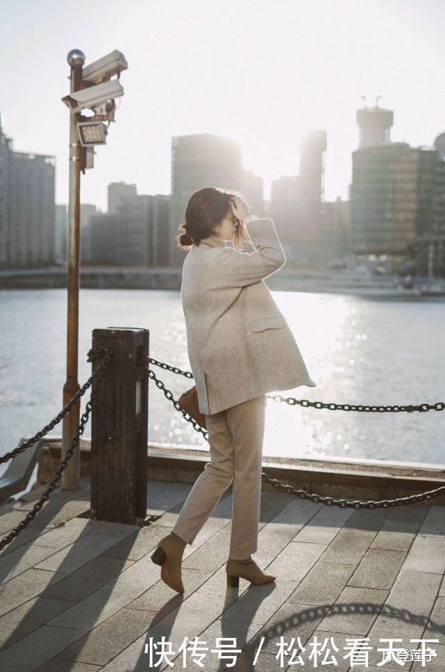 时尚|跟着时尚博主学穿搭,毛茸茸的卡其色外套配白裤,温柔简约又时尚