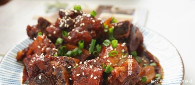 排骨这样做,不用加水炖,出锅香味四溢,我家隔三差五做一锅!