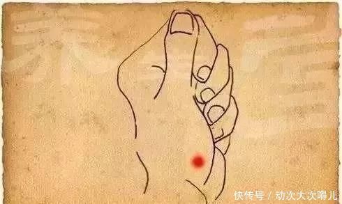 这才叫神医按一个地方,颈椎就不疼了快学学吧~