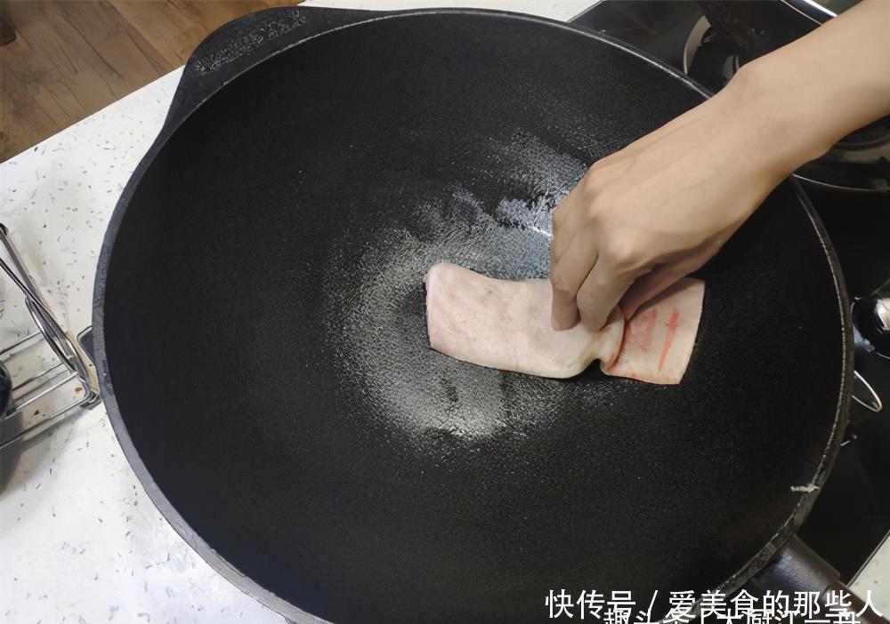 新铁锅千万别直接用火烧,教你正确开锅方法,铁锅不粘也不生锈
