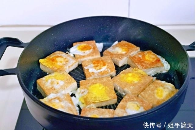 在线|豆腐加蛋,换一种“煎法”,豆腐洞里放“小蛋”,口感营养双在线
