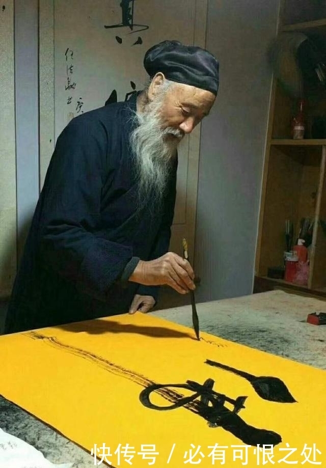 任法融德高望重,现场写书法!网友:太吓人,还是修你的道教吧!