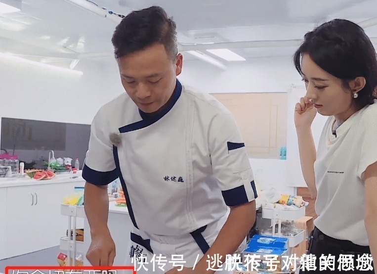 赵丽颖上节目第一次切菜，镜头特写到她的手，我却在关注她的指甲