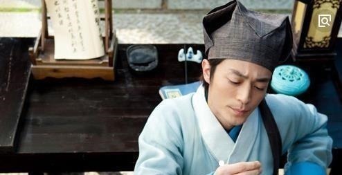 乾隆皇帝&小姐出上联一人一碗一口锅,书生巧妙对出下联,让她又羞又气