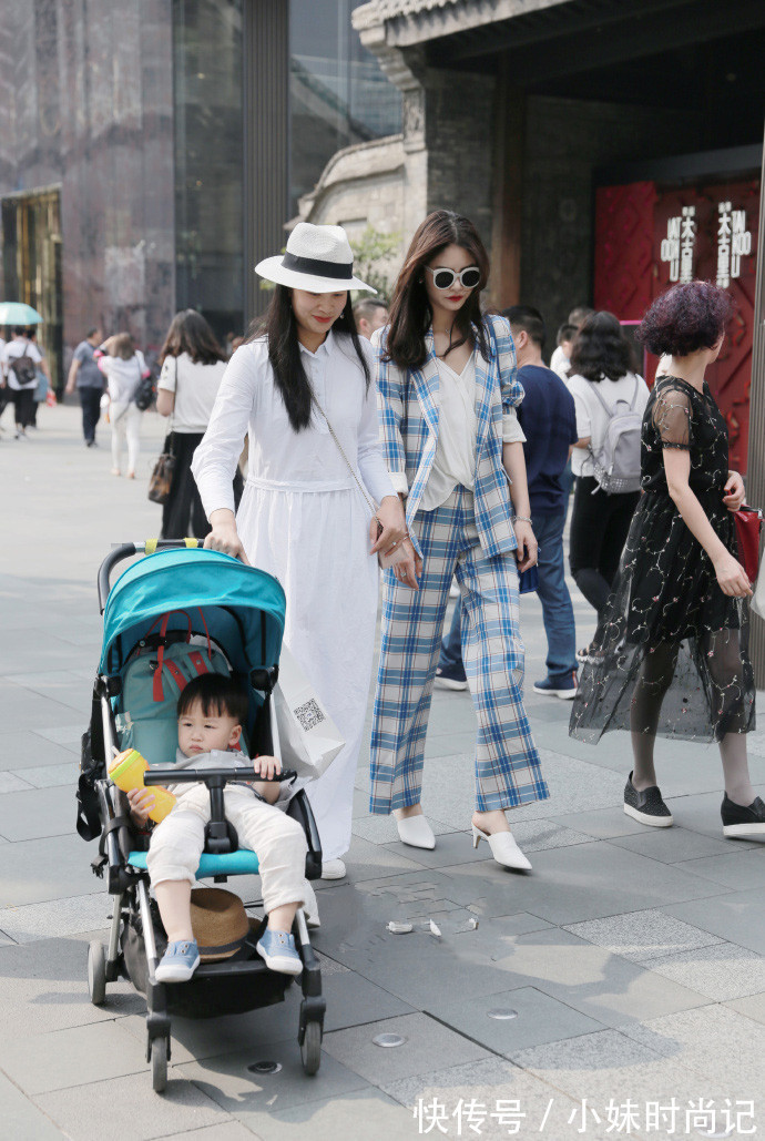 成都街拍,白衬衫搭配黑色短裤,简约大方又不失性感