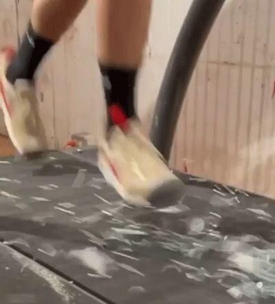 nike 铁锤击打、碎玻璃刺、冰冻、水淋都不是问题,真正的极限运动鞋