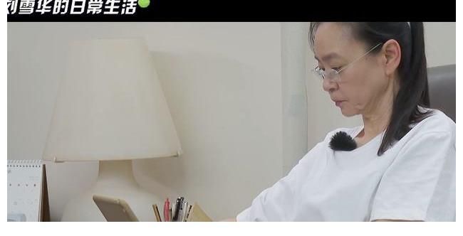 刘雪华|62岁刘雪华首曝上海独居生活,24小时开着电视,害怕摔倒没人知道