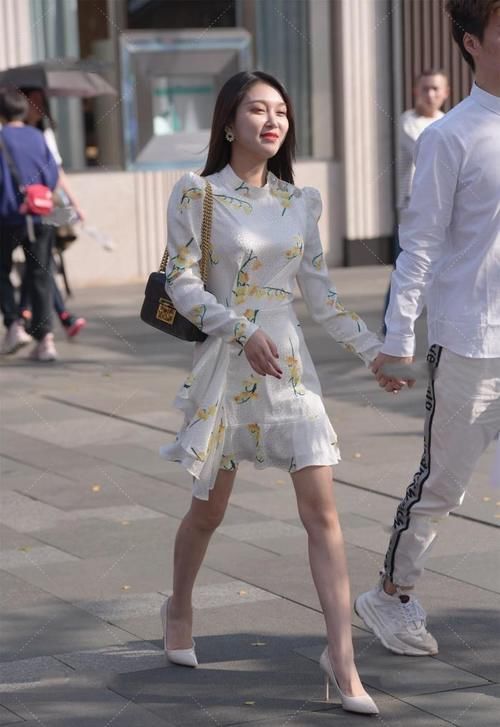 平肩的裙子气场很强，白色碎花的裙子看着很高级