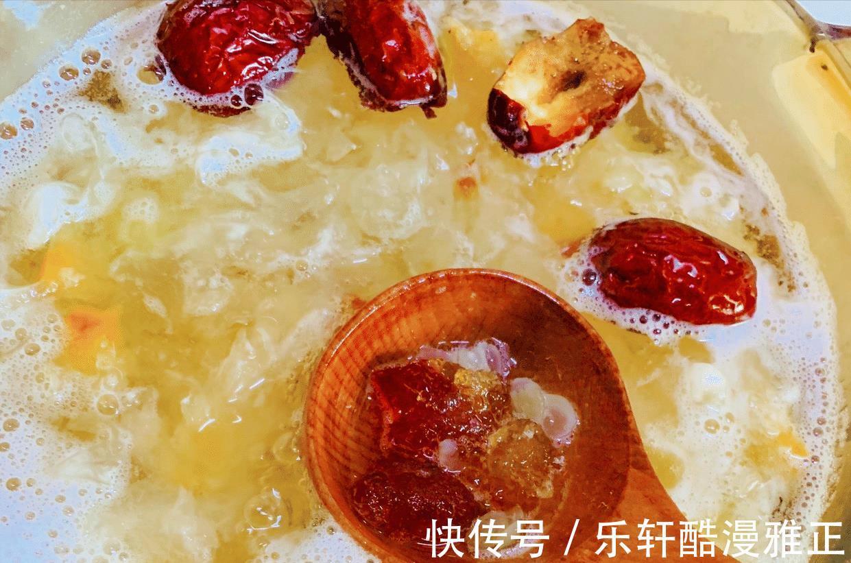 天凉多喝银耳汤,滋补身体好,牢记3技巧,软糯黏稠,出胶快又多