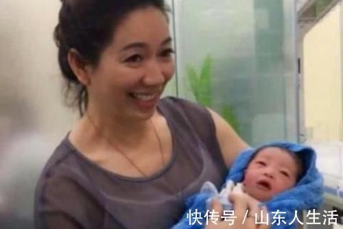 年轻|“最嫩外婆”走红,产房外第一次抱外孙,路人:刚生完就下床?