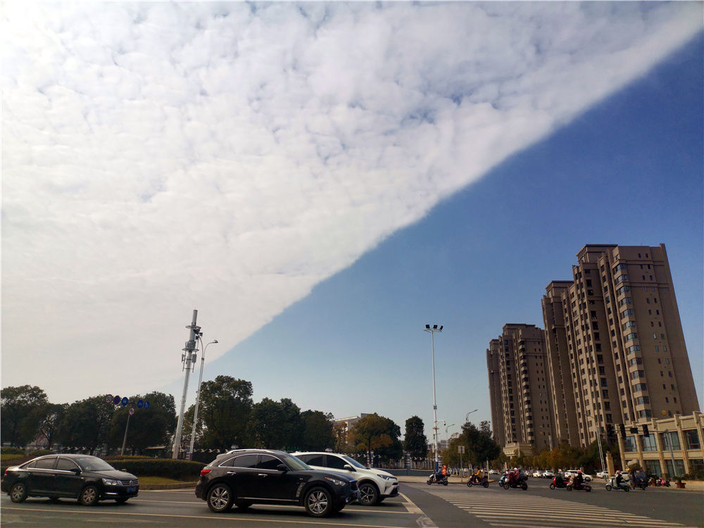 江西吉安：天空出现刀削云 美丽壮观