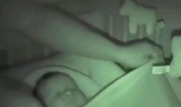 照片|当这对夫妇晚上起来照看孩子的时候,他们拍下了难以置信的照片,让他们大开眼界