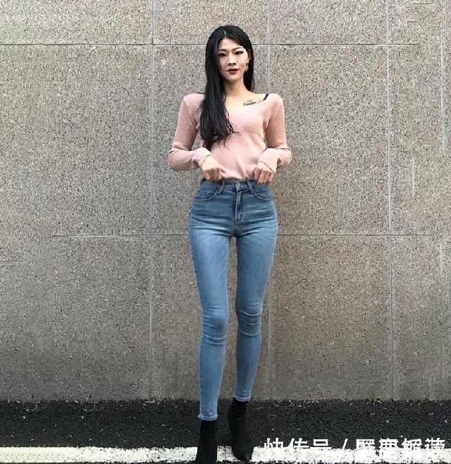 紧身裤|紧身牛仔裤小姐姐，穿出时尚大气好身材，低调又有朝气