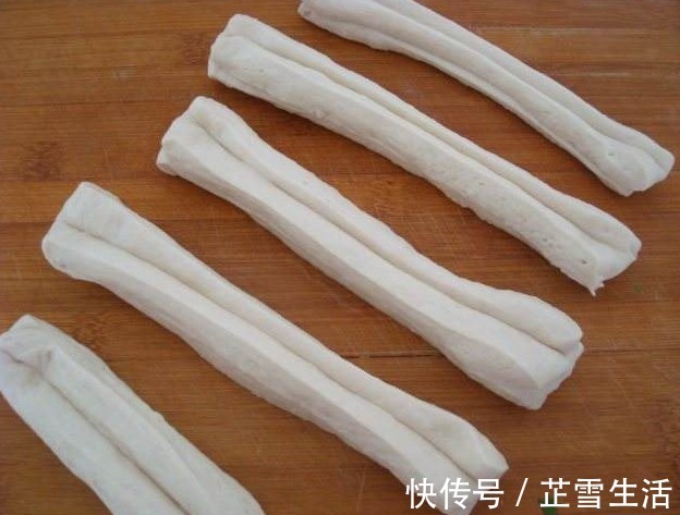 油条炸得不蓬松,方法没做对,这么做零失败,5块钱炸一锅