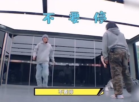 王大陆学Lisa跳舞,“荷尔蒙”爆棚,连旁边黄明昊都一脸痴迷