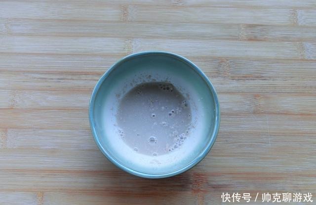 蒸包子时，记得不要只加酵母，面里加2样，包子又白又软又香又甜