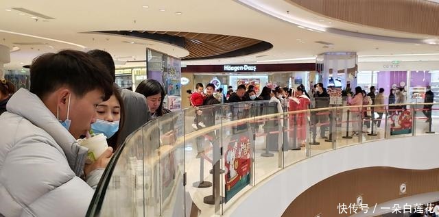 自打|7米高的美猴王雕塑坐镇商场,改名“勿空”,提醒顾客勿空手回家