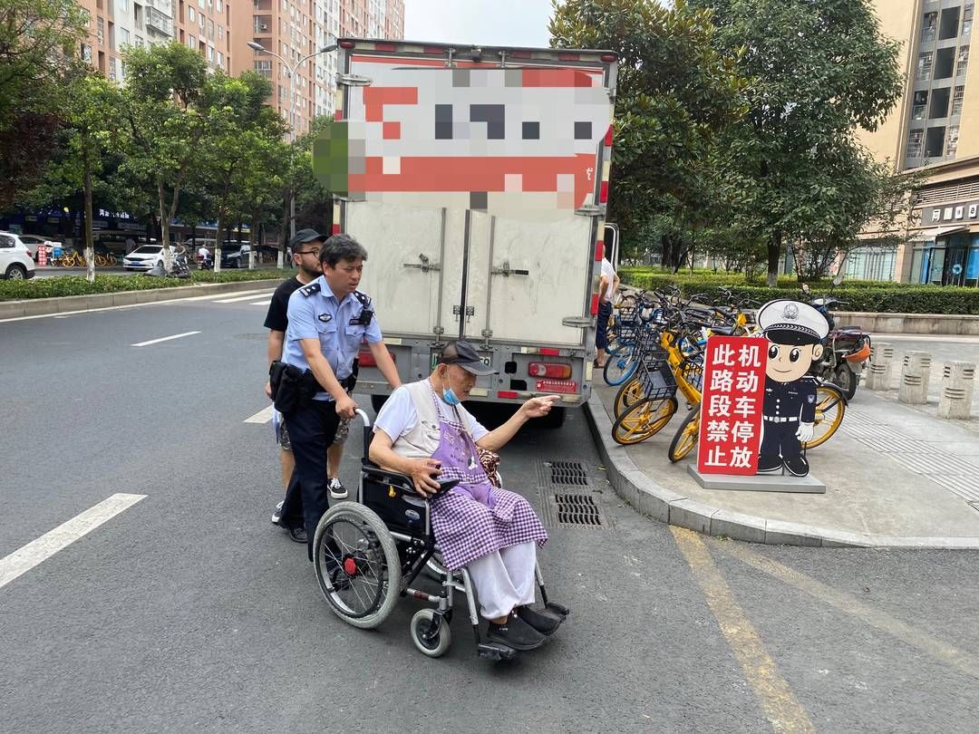 封面新闻|街头一老人独坐轮椅“找不着北”民警多方查询助其回家