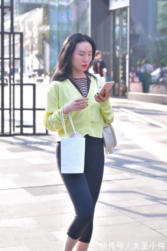 裤子 美女街拍:一件编织网状的镂空内衬外穿针织外套,因此变的青春靓丽了许多