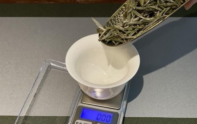 备受|白毫银针备受误解的3个表现,有人避之不及,但老茶友却只爱喝它