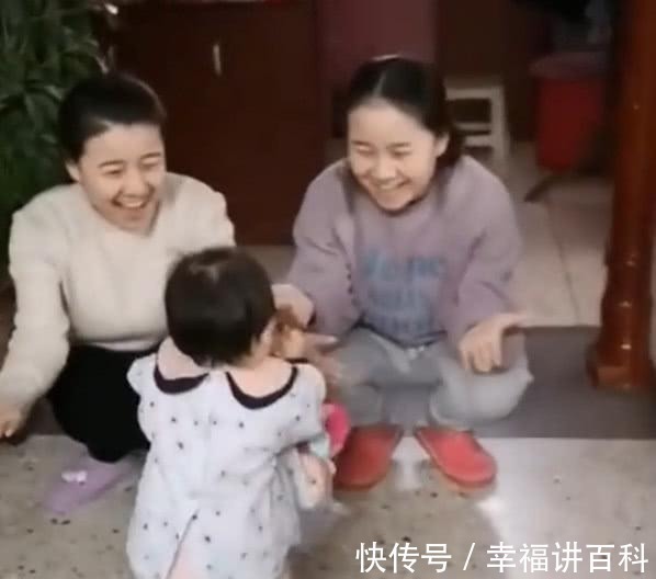 小姨|妈妈和小姨是双胞胎，同时张开怀抱后，宝宝的反应让人笑喷了