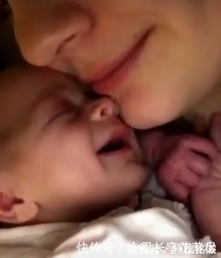 亲吻|妈妈亲吻睡梦中的宝宝,可宝宝的反应,让人不淡定了